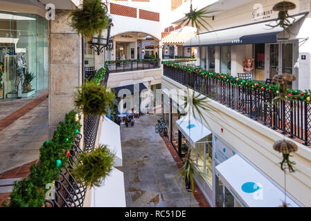 Beginnen Sie den Tag mit Starbucks Kaffee an der Esplanade luxus Einkaufszentrum an der weltbekannten Worth Avenue in Palm Beach, Florida. (USA) Stockfoto