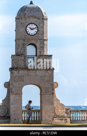 Man genießt seinen Kaffee am Morgen von der Strandpromenade Uhrturm in Palm Beach, Florida. (USA) Stockfoto