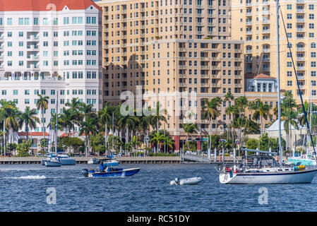 Waterfront Blick von West Palm Beach, Florida, mit Bootfahren Aktivität auf den Intracoastal Waterway. (USA) Stockfoto