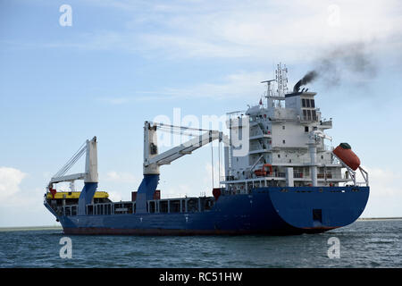Industrielle Frachter mit Kränen Verlassen des Hafens und zum Segeln in den Gewässern des Golf von Mexiko. Stockfoto