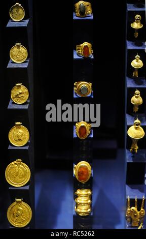 Skandinavien. Niedrige römischen Eisenzeit. 1 St-4. Ringe, Ohrringe und brakteaten. Schweden. Historisches Museum. Stockholm. Schweden. Stockfoto