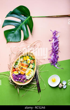 Hawaiian Ahi poke Schüssel, Lachs mit Avocado und Salat. Asiatischen Platte. Raw Organic. Ansicht von oben. Stockfoto