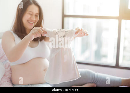 Asiatische schwangere Frau mit großen Bauch. Mutter Tag und Internationalen Tag der Frau. Mama und Kind. Stockfoto