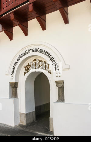 Sinaia, Rumänien - 2013: Seitliche Tür der Biserica Veche (die alte Kirche) in Sinaia Kloster Stockfoto