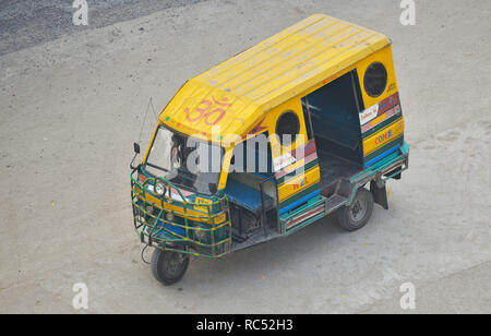 Auto-rikscha auf der Straße und warten auf Beifahrerseite Stockfoto