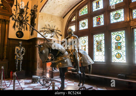 Sinaia, Rumänien - 2013: Ritter und Pferd bronze Statuen im Schloss Peles Stockfoto