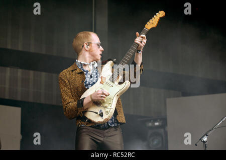 Alex Trimble vom Two Door Cinema Club tritt live auf der Bühne eines Musikfestivals auf. 2-türiger Cinema Club-Sänger, TDCC, 2010er Jahre Stockfoto