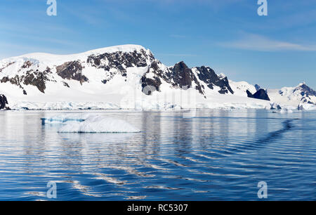 Natur und Landschaft der Antarktis. Studium der ein Phänomen der globalen Erwärmung auf dem Planeten. Eisberge und Ices. Bewohner des Südlichen Ozeans. Stockfoto