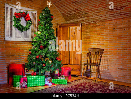 Ein Weihnachtsbaum ist in ein Zimmer im Fort von kolonialen Mobile, Dez. 23, 2018 in Mobile, Alabama. Stockfoto