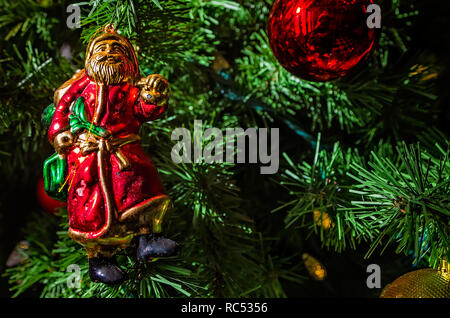 Eine alte Welt Santa Ornament ist am Weihnachtsbaum im Museum Mobile, Dez. 23, 2018 in Mobile, Alabama, angezeigt. Stockfoto