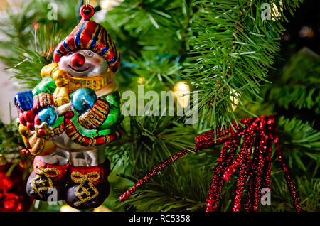 Ein Glas snowman Ornament ist am Weihnachtsbaum im Museum Mobile, Dez. 23, 2018 in Mobile, Alabama, angezeigt. Stockfoto