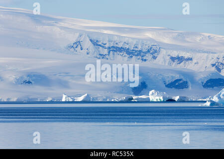 Natur und Landschaft der Antarktis. Studium der ein Phänomen der globalen Erwärmung auf dem Planeten. Eisberge und Ices. Bewohner des Südlichen Ozeans. Stockfoto