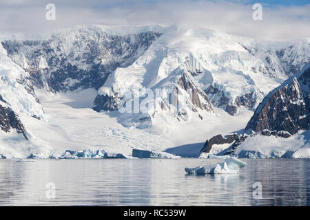 Natur und Landschaft der Antarktis. Studium der ein Phänomen der globalen Erwärmung auf dem Planeten. Eisberge und Ices. Bewohner des Südlichen Ozeans. Stockfoto