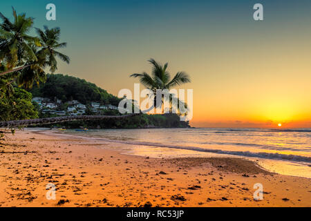 Sonnenuntergang an der Anse Takamaka Beach, Mahe, Seychellen. Stockfoto