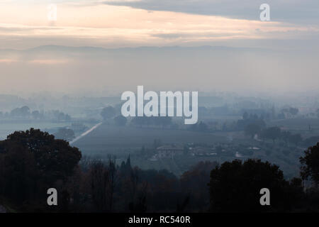 Moody Ansicht von Umbrien (Italien) in der Mitte des Herbstes Nebel Stockfoto