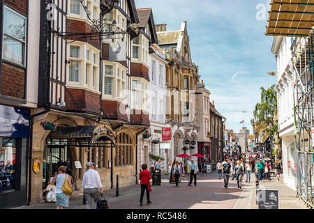 Canterbury, Großbritannien - 24 Juni, 2018: die Menschen flanieren durch die Straßen von Canterbury an einem sonnigen Tag in England. Stockfoto