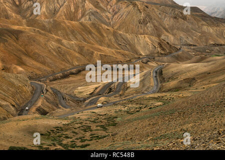 Kurvenreiche Straße, Teil der Leh-Manali Highway, Lamayuru, Ladakh, Jammu und Kaschmir, Indien Stockfoto