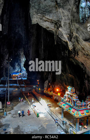 GOMBAK, Selangor, Malaysia, April 2004, Devotee am Batu Höhlen, einem Hügel aus Kalkstein, hat eine Reihe von Höhlen und Tempel, Anbauteile innen Stockfoto