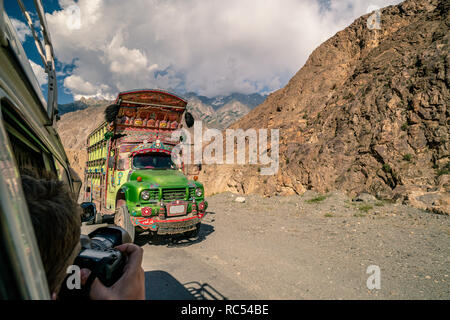 Traditionell gestaltete Lkw in Pakistan über die gefährliche Straße in den Bergen. Stockfoto