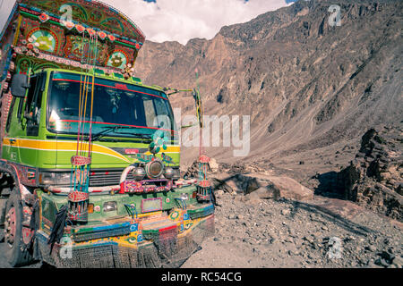 Dekorierte truck in Pakistan über die gefährliche Straße in den Bergen. Stockfoto