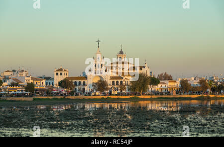 El Rocio Kirche und überfüllten Straßen mit vielen Touristen in der Dämmerung Stockfoto