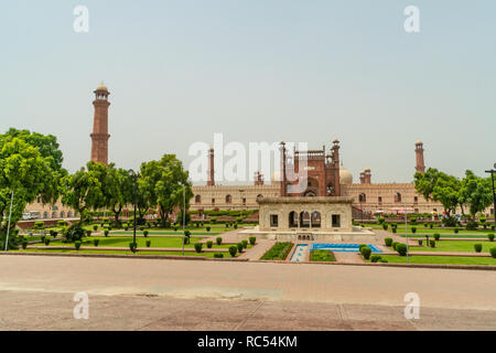 Badshahi Moschee mit schönen grünen Gärten in Lahore, Pakistan. Beliebte Touristenattraktion. Stockfoto