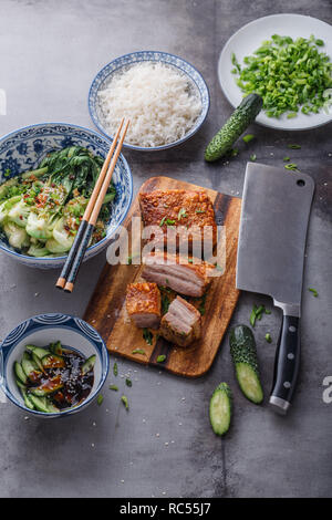 Knusprige haut Schweinebauch mit Salat und Gurken Stockfoto