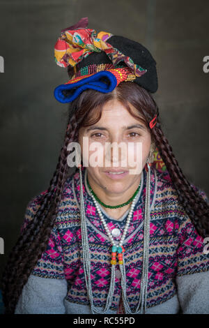 Ladakh, Indien - 29. August 2018: Porträt einer indigenen Frau mittleren Alters in der traditionellen farbenfrohen Kostüm in Ladakh, Indien. Illustrative Editorial. Stockfoto