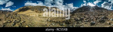 Malerischen Panorama der Sonne hinter den Bergen in Kaschmir, Indien Stockfoto