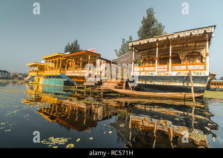 Srinagar, Indien - 12. September 2018: Die farbenfrohen Hausboote typisch für Stadt Srinagar in Kaschmir, Indien. Illustrative Editorial. Stockfoto