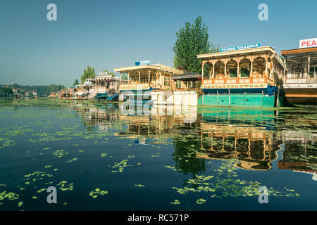 Srinagar, Indien - 12. September 2018: Hausboote typisch für Stadt Srinagar in Kaschmir, Indien. Illustrative Editorial. Stockfoto