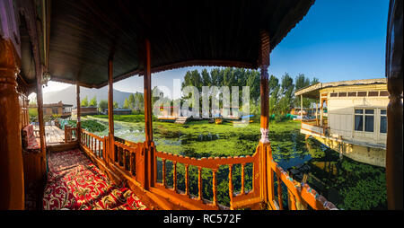 Srinagar, Indien - September 12, 2018: Blick von der Terrasse auf den Fluss und Hausboote typisch für Stadt Srinagar in Kaschmir, Indien. Illustrative ed Stockfoto