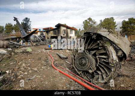 Dieses Bild von mizan Nachrichtenagentur, zeigt der iranische Rettungskräfte und Sicherheit arbeiten am Standort einer Boeing 707 Cargo Flugzeugabsturz, bei Fath Flughafen etwa 40 km (25 Meilen) westlich von Teheran, Iran, Montag, 14.01.2019. Ein Iranischer Emergency Management offizielle hat gesagt, TV mit 16 Menschen an Bord einer Boeing 707 Cargo Flugzeug, das westlich von Teheran abgestürzt ist und dass es nur eine einzige bekannte Überlebende waren. (Hasan Shirvani/Mizan Nachrichtenagentur über AP) Stockfoto