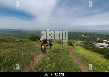 Wanderer beginnen den Tagesausflug vom berühmten Mount Bental, auch bekannt als Tal Al-Gharam in Golan Heights. Israel Stockfoto