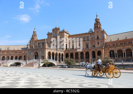 Der königliche Palast, der Plaza de Espana in Sevilla mit einem Pferdewagen für Touristen Stockfoto