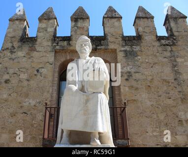 Eine Statue des Rambam, Maimonides, in Cordoba, seinem Geburtsort, neben der alten Stadtmauer. ehren Sephardischen jüdischen Erbes der Stadt Stockfoto