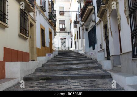 Eine klassische spanische Straße mit Spanischen Treppe und klassischen Stil Spanisch weiße Gebäude in Cordoba, Andalusien, Spanien Stockfoto