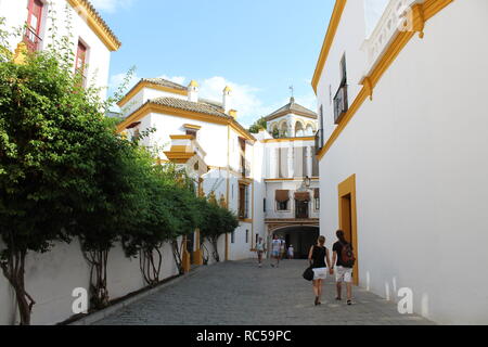 Eine klassische spanische styled Street in Sevilla mit Spanischer gestalteten Design und Architektur neben der Stierkampfarena der Stadt Stockfoto
