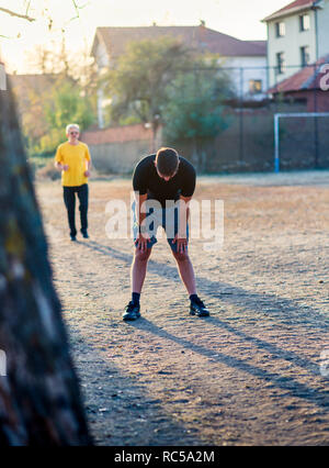 Männer Rest nehmen beim Laufen im Park Stockfoto