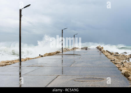 Wellen auf einem Weg Byblos Harbour im Winter, Jbeil, Libanon Stockfoto