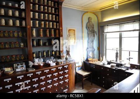 Finnland. Turku. Apotheke Museum und das Qwensel Haus, in den 1700er Jahren in einem Bereich für den Adel vorbehalten. Eine Apotheke aus dem 19. Jahrhundert wurde im shop Flügel des Gebäudes eingerichtet. Sammlung von Apotheke Utensilien auf dem Display und alten Labor. Stockfoto
