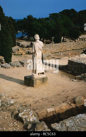 Griechische Kunst. Ampurias. Griechische Kolonie gegründet von den Griechen der Herde. 575 V. CHR.. Ruinen mit Statue des Asklepios, Gott der Medizin. Katalonien. Spanien. Stockfoto