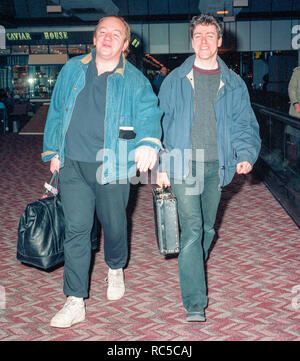 Mel Smith, Griff Rhys Jones Heathrow verlassen im Januar 1989. Stockfoto