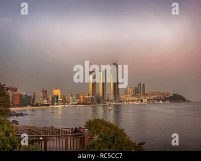 Sonnenuntergang im Winter Haeundae Beach, Busan, Südkorea, Asien Stockfoto