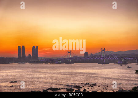 Sonnenuntergang im Winter Haeundae Beach, Busan, Südkorea, Asien Stockfoto