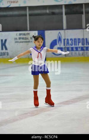 Orenburg, Russland - 25. März 2017 Jahr: Mädchen konkurrieren im Eiskunstlauf "Orenburg weiten" Stockfoto