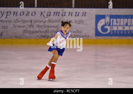 Orenburg, Russland - 25. März 2017 Jahr: Mädchen konkurrieren im Eiskunstlauf "Orenburg weiten" Stockfoto