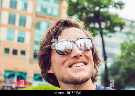 Ein Mann schaut auf Notre Dame de Saigon Kathedrale, gebaut 1883 in Ho Chi Minh City, Vietnam. Reflexion in der Brille. Stockfoto