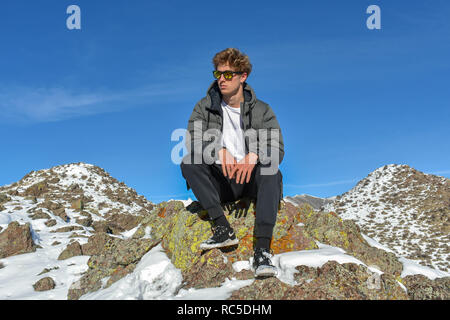 Teenager in den Bergen an einem sonnigen Wintertag Stockfoto