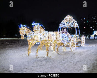 Moskau, Russland - 13. Januar 2019. Park Altufevo, glühende Zusammensetzung Photozone Magic Beförderung festliche Installation Stockfoto